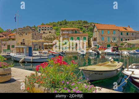 Binnenhafen im Dorf Stomorska auf der Insel Solta, Kroatien. Stockfoto