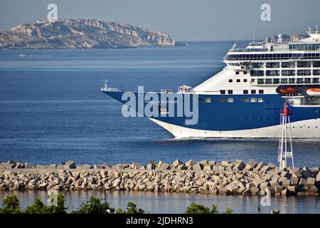 Marseille, Frankreich. 19.. Juni 2022. Der Linienschiff Marella Discovery kommt im französischen Mittelmeer-Hafen von Marseille an. Kredit: SOPA Images Limited/Alamy Live Nachrichten Stockfoto