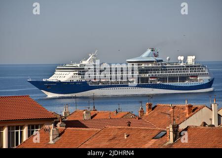 Marseille, Frankreich. 19.. Juni 2022. Der Linienschiff Marella Discovery kommt im französischen Mittelmeer-Hafen von Marseille an. Kredit: SOPA Images Limited/Alamy Live Nachrichten Stockfoto