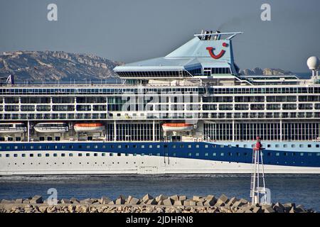 Marseille, Frankreich. 19.. Juni 2022. Der Linienschiff Marella Discovery kommt im französischen Mittelmeer-Hafen von Marseille an. Kredit: SOPA Images Limited/Alamy Live Nachrichten Stockfoto
