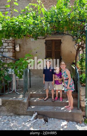 Drei kleine Kinder und eine Katze in Frankreich Stockfoto