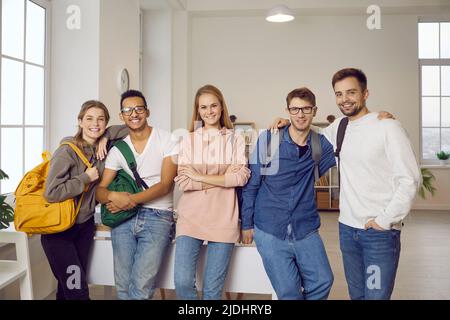 Gruppenportrait von glücklichen und positiven multirassischen Universitätsfreunden, die im Klassenzimmer posieren. Stockfoto