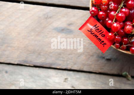 Hallo Sommerkonzept. Die Inschrift auf dem roten Schild. Stockfoto