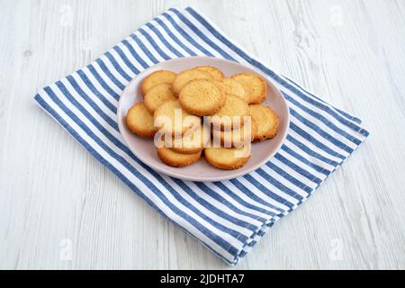 Hausgemachte Butterkurzbrote auf einem rosafarbenen Teller, Seitenansicht. Stockfoto