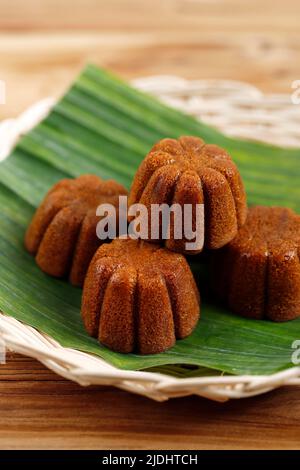 Bolu Sakura gedämpfter Karamellkuchen, aus Karamell mit Kuchenteig aus Ei, Zucker, Mehl und Butter. Auf Holztisch Stockfoto