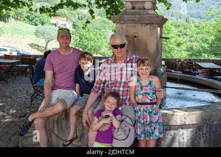 Drei Generationen von Familien im Urlaub in Seillans Stockfoto