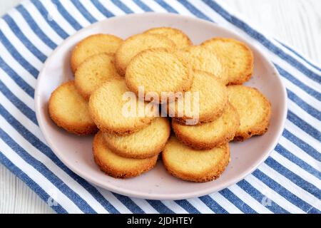 Hausgemachte Butterkurzbrote auf einem rosafarbenen Teller, Seitenansicht. Nahaufnahme. Stockfoto