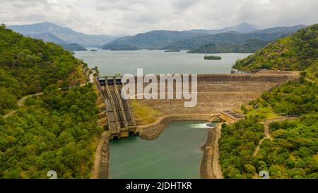 Luftaufnahme des Wasserkraftwerks, das Wasserkraft Strom aus erneuerbaren Energien erzeugt. Randenigala, Sri Lanka. Stockfoto