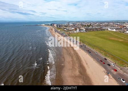 Luftaufnahme von der Drohne der Stadt Ayr an der Küste von Firth of Clyde in Ayrshire, Schottland, Großbritannien Stockfoto