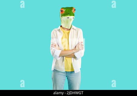 Coole exzentrische Person in Froschkopfmaske Stockfoto