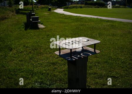 Metall-Grillschutz steht für Einweg-Grills im öffentlichen Park in Eastleigh in der Nähe von Southampton Hampshire England, um Brände und Unfälle zu verhindern. Stockfoto