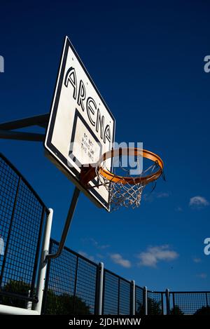 Arena Multi-Use-Spiele-Bereich MUGA in Eastleigh Hampshire UK öffentlichen Park Bereich. Nahaufnahme des Basketballnetzes und des Brettes mit Arena-Logo. Stockfoto