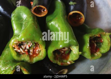 Vorbereitung Auberginen und Paprika gefüllt mit Reis Zutat. Griechische oder türkische Speisen Dolmazubereitung aus nächster Nähe. Fotos von frischen ägäischen Speisen in der Türkei. Stockfoto