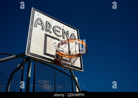 Arena Multi-Use-Spiele-Bereich MUGA in Eastleigh Hampshire UK öffentlichen Park Bereich. Nahaufnahme des Basketballnetzes und des Brettes mit Arena-Logo. Stockfoto
