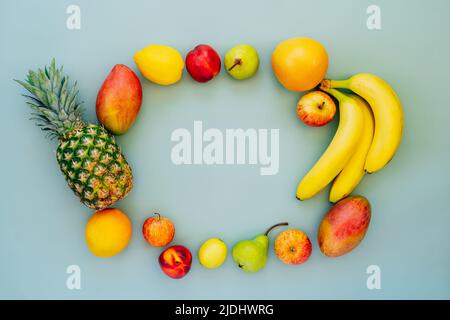 Draufsicht Rechteck-Rahmen mit verschiedenen Früchten auf hellgrünem Hintergrund gemacht. Gesunde Ernährung, exotische Früchte. Sommerfutter. Flach Liegend. Speicherplatz kopieren. Stockfoto