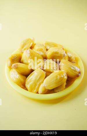 Draufsicht auf die Scheibe der Jackfruits in einer Schüssel auf dem Tisch. Stockfoto