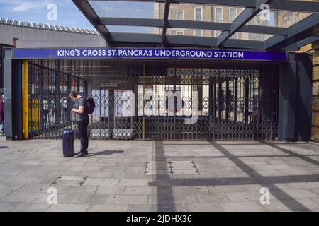 London, Großbritannien. 21.. Juni 2022. Ein Reisender steht neben einem geschlossenen Eingang zur U-Bahnstation King's Cross St Pancras, da der größte landesweite Eisenbahnstreik seit 30 Jahren Großbritannien trifft. Die Gewerkschaft RMT (Rail, Maritime and Transport Workers) veranstaltet Streikposten aus Protest gegen unbefriedigende Löhne, staatliche Kürzungen und Arbeitsbedingungen. Kredit: SOPA Images Limited/Alamy Live Nachrichten Stockfoto