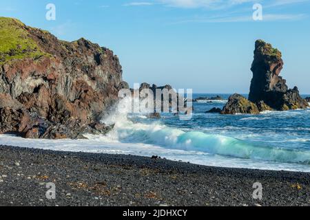 Wellen und Felsen am Strand von Djupalonssandur, Halbinsel Snaefellsnes, Island Stockfoto