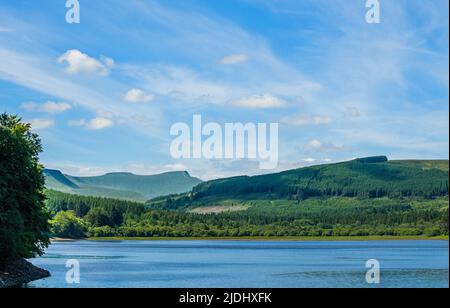 Eine schöne Aussicht auf Pen y Fan und Corn Du über das Pentwyn Reservoir in den Central Brecon Beacons Stockfoto