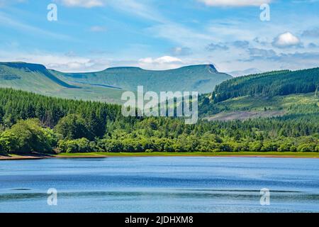 Eine wunderschöne Aussicht entlang des Pentwyn Reservoir zu Corn Du und Pen y Fan in den Central Brecon Beacons Stockfoto