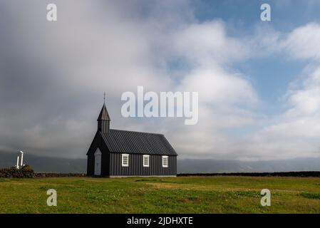 Schwarze Kirche von Budir auf der Halbinsel Snaefellsnes, Island Stockfoto