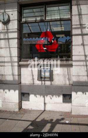 NAT West Red Bank Logo hängt im Fenster der Eastleigh Filiale hampshire UK fotografiert von außerhalb der Filiale über dem Schließfach. Stockfoto