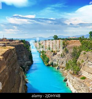 Malerische Sommerlandschaft des Corinth-Kanals an einem hellen sonnigen Tag vor einem blauen Himmel mit weißen Wolken. Peloponnes, Griechenland Stockfoto