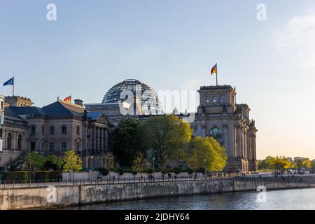 Berlin, Deutschland - 13. Mai 2022: Der Reichstag in Berlin am Ufer der Spree. Der Reichstag ist der Sitz des Deutschen Bundestages. Stockfoto