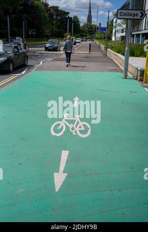 Radweg, der entlang der A36 in Richtung Salisbury Stadtzentrum führt, mit der Salisbury Kathedrale in der Ferne sichtbar Stockfoto