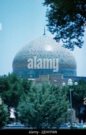 Isfahan Iran 1976 - kunstvolle, blau geflieste Kuppel der Scheich Lotfollah Moschee auf der östlichen Seite des Maidan (heute bekannt als Naqsh-e Jahan Platz) in Isfahan (Esfahan), Iran Stockfoto