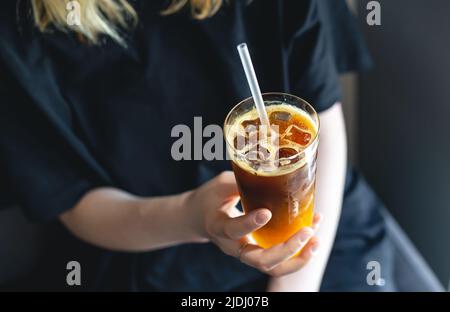 Kalter Sommerkaffee mit Eis und Orangensaft. Stockfoto