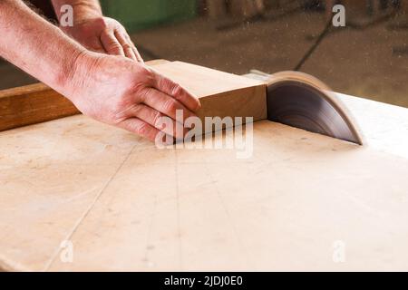 Tischlerwerkzeuge auf Holztisch mit Sägemehl. Kreissäge. Zimmermannsarbeitsplatz Draufsicht Stockfoto