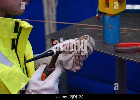 Schweißer-Hände Vorbereitung eines Argon-Brenners für Argon-Schweißen, Werkstatt Stockfoto
