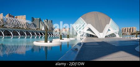 VALENCIA, SPANIEN - 15. FEBRUAR 2022: Die Stadt der Künste - Hemisferic, entworfen vom valencianischen Architekten Santiago Calatrava. Stockfoto