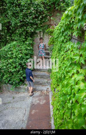 Junge und Mädchen auf der Treppe in Frankreich Stockfoto