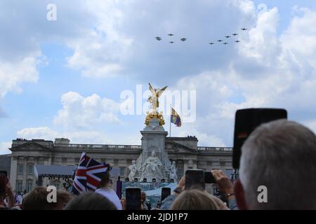 RAF-Taifune fliegen über den Buckingham Palace in Form der Nummer 70 während der Queen Elizabeth II Platinum Jubilee Celebrations Stockfoto