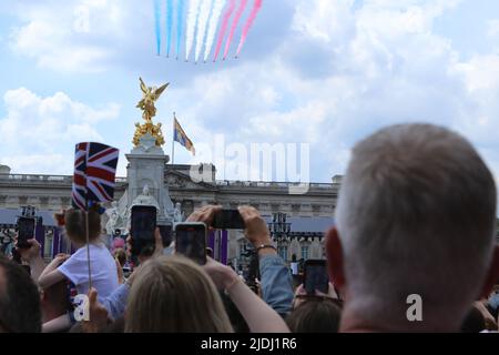 RAF Red Arrows fliegen im Rahmen der Queen's Birthday Parade & Trooping the Color 2022 über die Mall Stockfoto