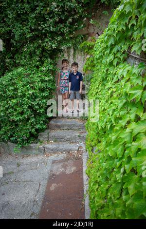 Junge und Mädchen auf der Treppe in Frankreich Stockfoto