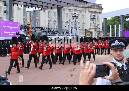 Die Irish Guards machen sich nach dem „Trooping the Color 2022“ - dem „Platinum Jubilee Celebrations“ der Königin auf den Weg nach Hause Stockfoto