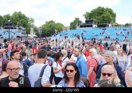 Nach der Trooping the Color 2022 - The Queen's Birthday Parade stehen Menschenmassen vor dem Buckingham Palace Stockfoto