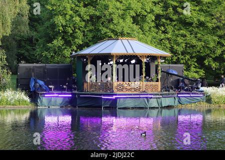 Das BBC TV Studio auf der anderen Seite des Sees im St James Park in der Nähe des Buckingham Palace, das während des Platin-Jubiläums der Königin für einige Übertragungen verwendet wurde Stockfoto