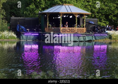 Das BBC TV Studio auf der anderen Seite des Sees im St James Park in der Nähe des Buckingham Palace, das während des Platin-Jubiläums der Königin für einige Übertragungen verwendet wurde Stockfoto