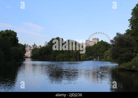 Stehen im St James Park mit Blick auf die Horse Guards Parade, Downing Street, Foreign, Commonwealth & Development Office und London Eye Stockfoto