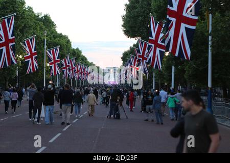 Im Einkaufszentrum versammeln sich Menschenmassen, um im Rahmen der Feierlichkeiten zum Platin-Jubiläum der Königin auf die Beleuchtung des Beacon am Buckingham Palace London zu warten Stockfoto