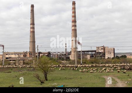 Verlassene alte Industrieanlage aus der sovet-Ära in Rustavi, Georgien Stockfoto