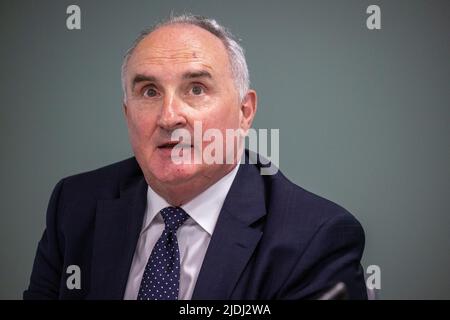 Peter McNaney, Vorsitzender des Belfast Trust während einer Pressekonferenz im Royal Victoria Hospital in Belfast nach dem Bericht der unabhängigen Neurologischen Untersuchung. Stockfoto