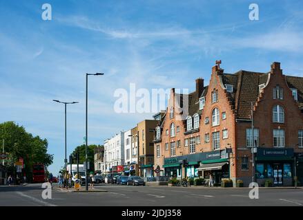 Grüne Gassen am Manor House, Harringay, North London, Großbritannien, an der Kreuzung mit Seven Sisters Road Stockfoto