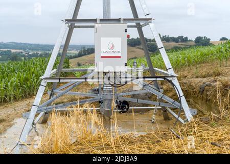 Frankreich Pivot Board. Besuch auf dem Bauernhof von Frédéric Pagès, Landwirt in Puygaillard-de-Quercy und Präsident des Vereins Syndicale Autorisée d'Irrigation Gouyre / Gagnol / Tordre. Er stellt die Investitionen vor, die er getätigt hat, um Bewässerungswasser mit Unterstützung des Wiederauffüllungsplans zu sparen. Dienstag, 21. Juni 2022. Frankreich, Tarn-et-Garonne. Foto von Patricia Huchot-Boissier/ABACAPRESS.COM Stockfoto