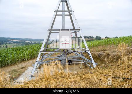 Frankreich Pivot Board. Besuch auf dem Bauernhof von Frédéric Pagès, Landwirt in Puygaillard-de-Quercy und Präsident des Vereins Syndicale Autorisée d'Irrigation Gouyre / Gagnol / Tordre. Er stellt die Investitionen vor, die er getätigt hat, um Bewässerungswasser mit Unterstützung des Wiederauffüllungsplans zu sparen. Dienstag, 21. Juni 2022. Frankreich, Tarn-et-Garonne. Foto von Patricia Huchot-Boissier/ABACAPRESS.COM Stockfoto