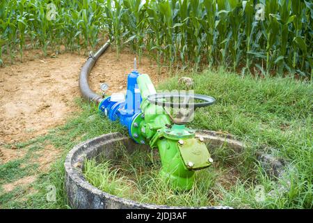 Bewässerungsterminal des Asai du Gouyre. Besuch auf dem Bauernhof von Frédéric Pagès, Landwirt in Puygaillard-de-Quercy und Präsident des Vereins Syndicale Autorisée d'Irrigation Gouyre / Gagnol / Tordre. Er stellt die Investitionen vor, die er getätigt hat, um Bewässerungswasser mit Unterstützung des Wiederauffüllungsplans zu sparen. Dienstag, 21. Juni 2022. Frankreich, Tarn-et-Garonne. Foto von Patricia Huchot-Boissier/ABACAPRESS.COM Stockfoto